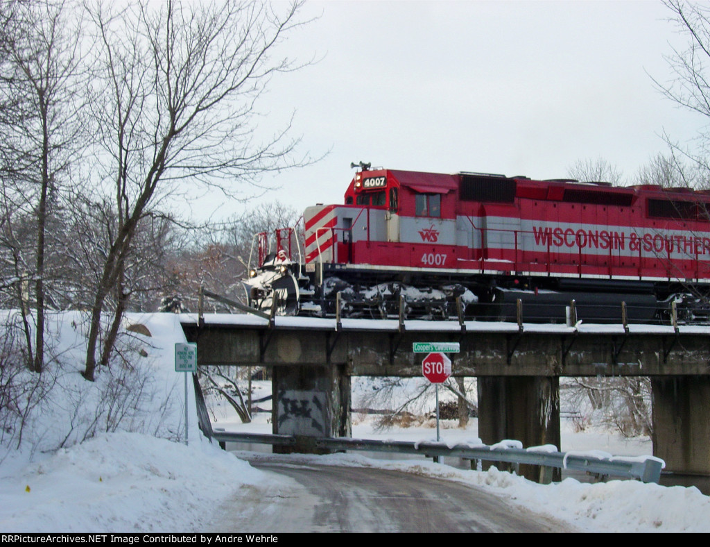 WSOR 4007 on Cooper's Causeway